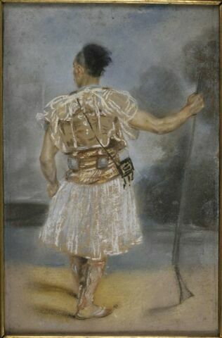 Soldat grec, debout, de dos, tenant un fusil