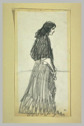 Femme debout, vêtue d'une robe longue et d'un châle noirs, image 1/1