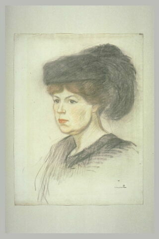 Femme en buste coiffée d'un chapeau à plumes