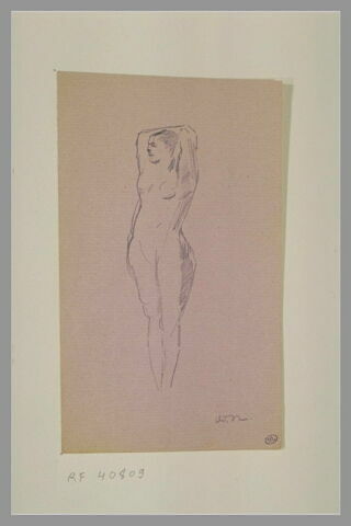 Femme nue debout, les bras derrière la tête
