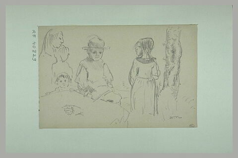Femme avec deux enfants, petit garçon coiffé d'un chapeau  et petite fille
