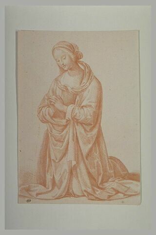 La Vierge à genoux, les mains jointes, image 1/1