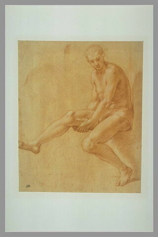 Homme nu, assis, de trois quarts à droite, tenant sa jambe droite