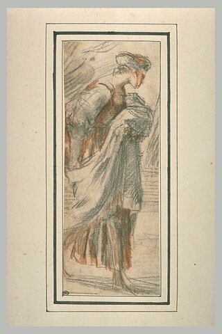 Femme marchant, portant un objet enveloppé dans sa draperie, image 1/1