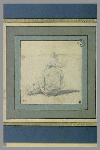 Jeune garçon assis, portant un chapeau pointu, vu de dos, image 2/3