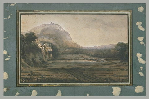 Paysage de hautes colines, avec un château sur un promontoire, à gauche, image 1/1