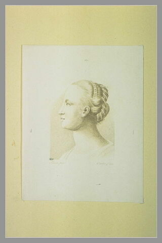 Tête de jeune femme avec des perles dans les cheveux, de profil