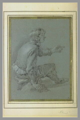 Jeune homme assis à terre, désignant quelque chose de la main gauche, image 1/1