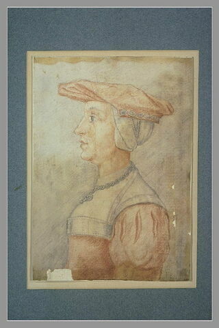 Portrait de femme portant un béret d'étoffe rouge