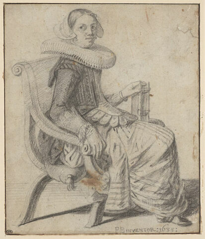 Femme assise dans un fauteuil et tenant un livre, image 1/2