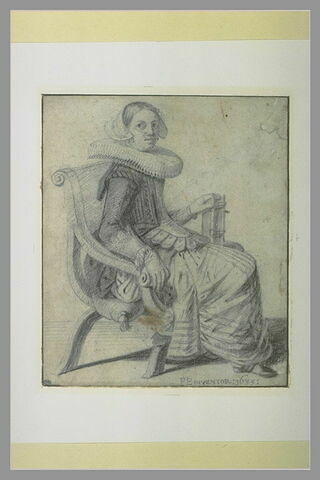 Femme assise dans un fauteuil et tenant un livre, image 2/2