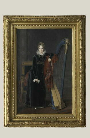 Portrait en pied d'une jeune femme blonde, en robe de velours noir accoudée à une harpe.