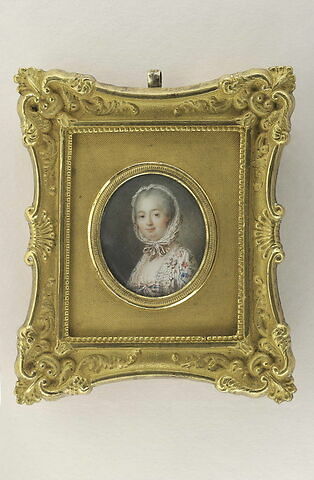 Portrait de Mme de Pompadour, en buste, en robe blanche semée de fleurs, image 1/1