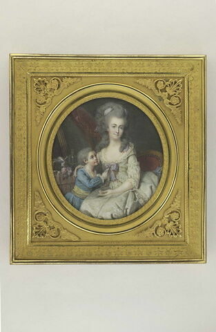 Jeune femme, assise, en robe blanche et noeuds violets, avec un enfant, image 1/1