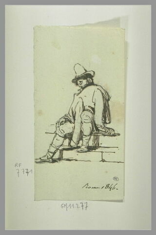 Homme en haillons, coiffé d'un chapeau pointu, assis sur des marches : Rome