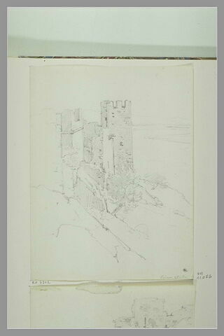 Ruines d'un château féodal sur une hauteur à Hyères, image 2/2