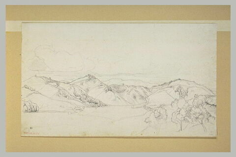 Vue panoramique d'une chaine de petites montagnes arrondies, image 1/1