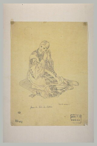 Femme assise sur des coussins, de trois quarts à droite, pieds nus