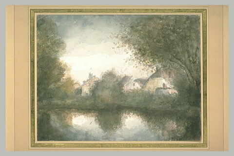 Rivière et rive avec maisons et arbres, dans un brouillard léger, image 2/2