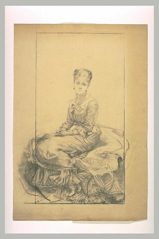 Femme, assise, de trois quarts à gauche, visage de face, mains jointes, image 1/1