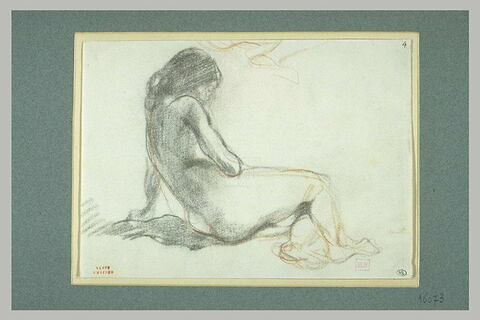 Femme nue, assise par terre, de profil
