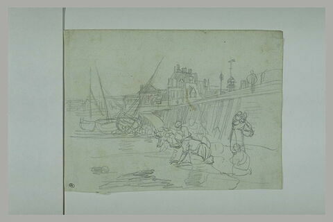 Femmes accroupies sur le sable, à marée bassse, dans un port, image 1/1