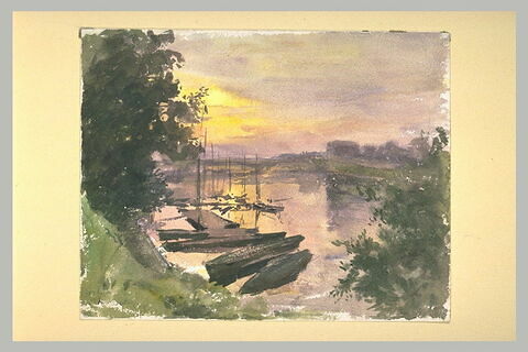 Bateaux amarrés sur une rivière, au soleil couchant