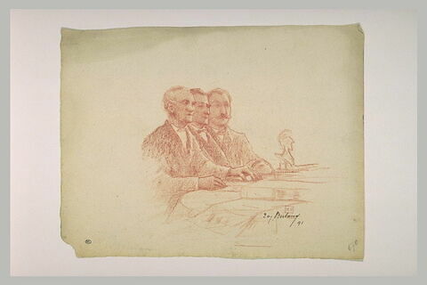 Trois hommes assis à une table, de trois quarts à droite, image 1/1