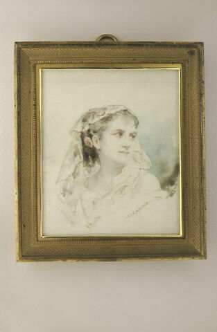 Portrait de jeune femme blonde, en buste, la tête couverte d'une mantille, image 1/1