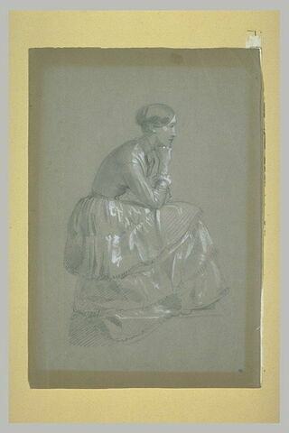 Femme assise, le coude droit sur sa cuisse, la main au menton, image 1/1