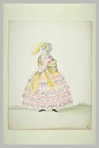 Coquette âgée, vêtue d'une robe à crinoline rose, debout, de face