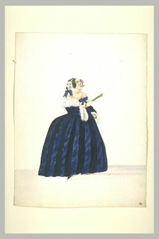 Coquette âgée, debout, vêtue d'une robe bleue à bandes noires, image 1/1