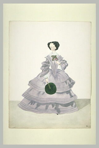 Femme debout, de face, vêtue d'une robe à crinoline mauve