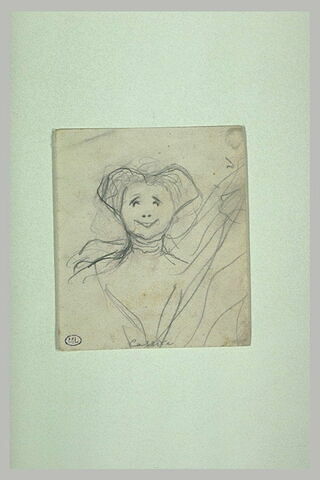 Femme vue en buste, de face, souriant, avec ruban autour du cou
