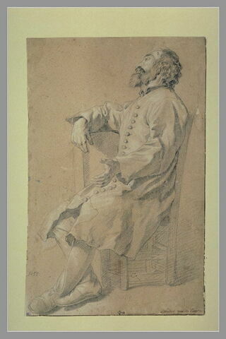 Homme assis sur une chaise, de profil à gauche, pieds croisés
