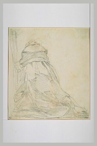 Femme vêtue d'une cape, agenouillée sur un prie-Dieu, de dos, image 1/1