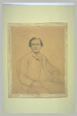 Portrait de François Coppée, assis, près d'une table, la tête de face