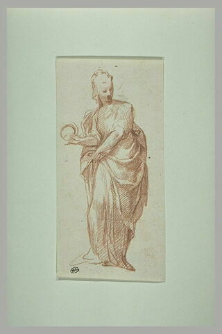Femme debout, tenant un objet dans la main droite