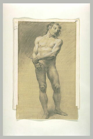 Homme nu, debout, de face, la main gauche sur le bras droit, image 1/1