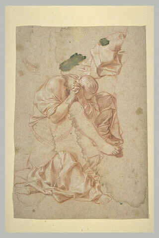 Femme drapée, assise, la tête penchée reposant sur son bras, image 1/1