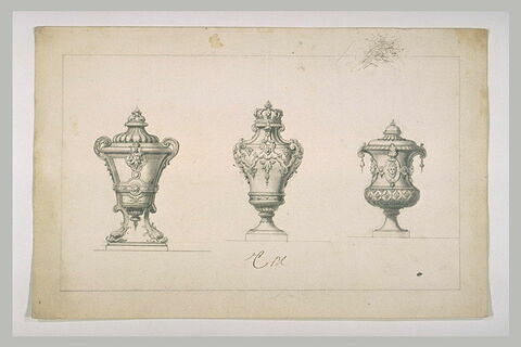 Trois vases décoratifs