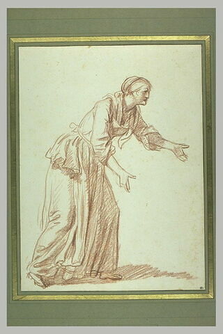 Femme debout, vue de profil, tournée à droite et tendant les bras