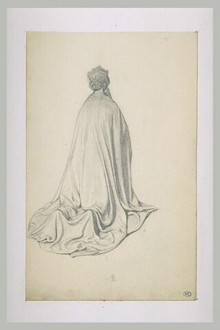 Femme agenouillée, couronnée et vêtue d'un grand manteau, vue de dos