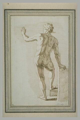 Homme nu, debout, de dos, appuyé sur une pierre, levant le bras gauche