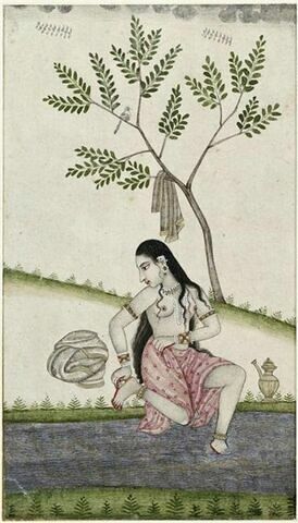 Jeune femme indienne se lavant les pieds, image 2/2