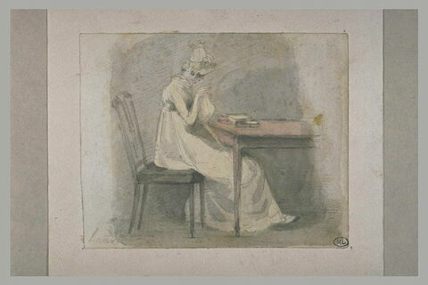 Laura, en robe blanche, assise et cousant, image 1/1