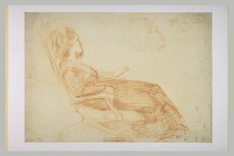 Femme étendue dans un rocking-chair, de profil à droite, image 1/1