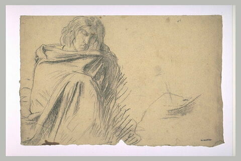 Homme assis à terre, de face, enveloppé dans une cape, image 1/1