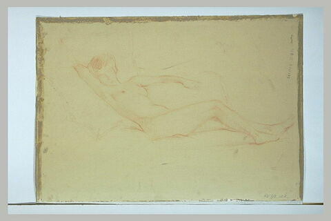 Femme nue sur un lit, le bras droit replié derrière la tête