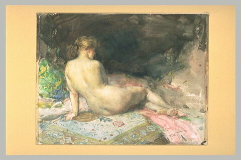 Femme nue, vue de dos, sur un lit recouvert d'une étoffe à fleurs